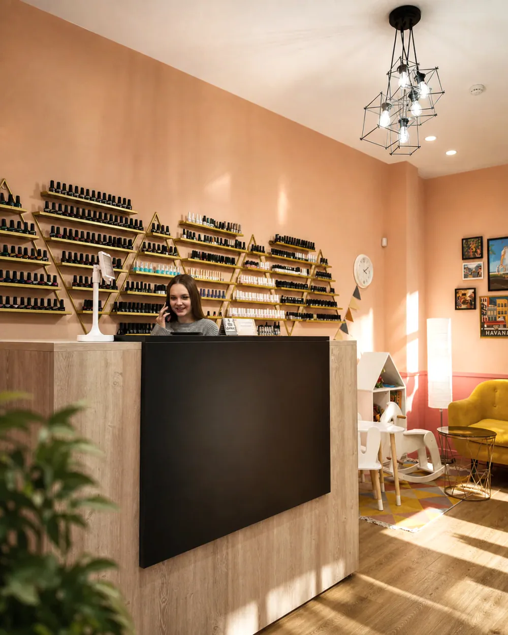 Стойка администратора и зона ожидания салона «Я ПО ДЕЛАМ»