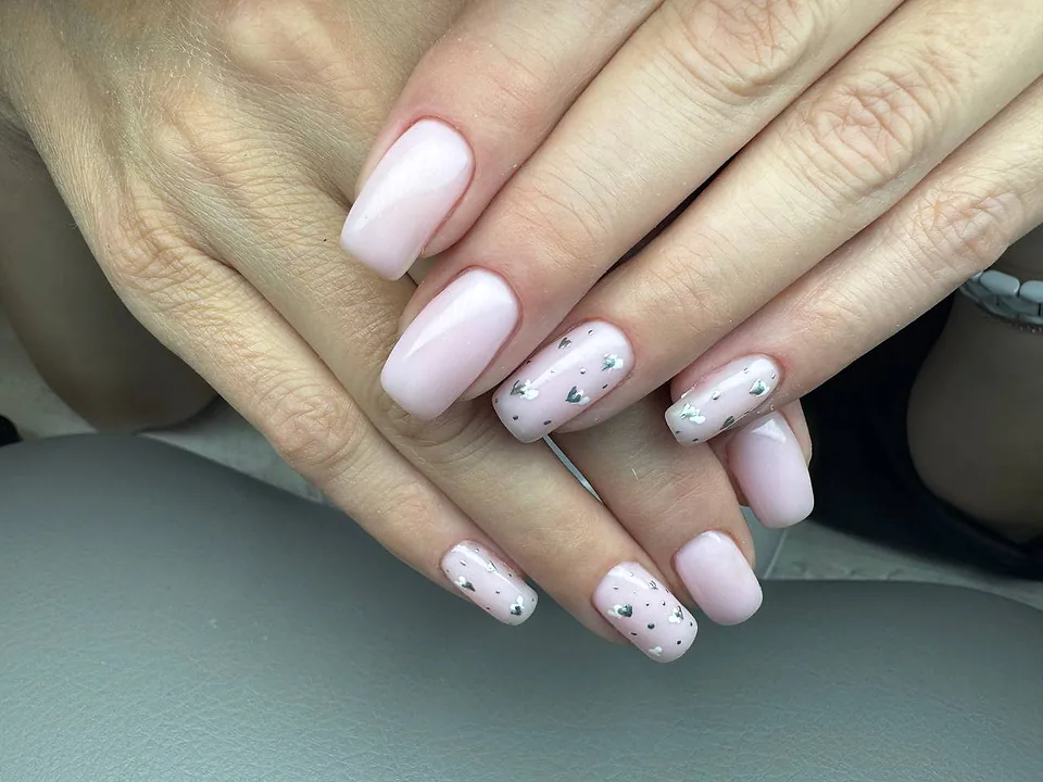 Нежно-розовый маникюр с серебристыми элементами — работа ученицы